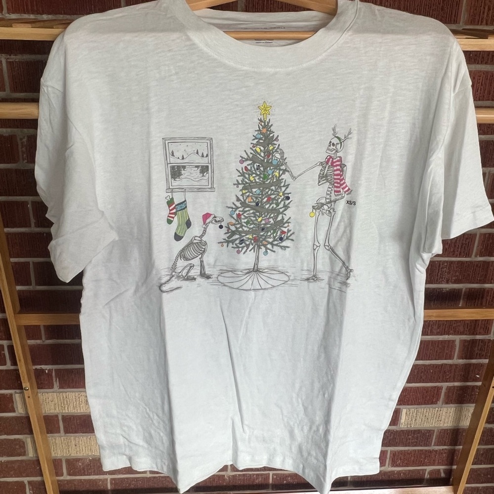 American Eagle NWOT Christmas skeleton tee